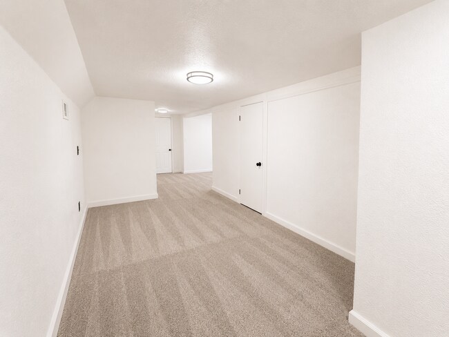 Building Photo - Charming 3 Bed, 2 Bath Home with Detached 2-Car Garage