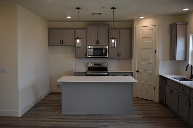 Building Photo - 682 Stephanie Dr
