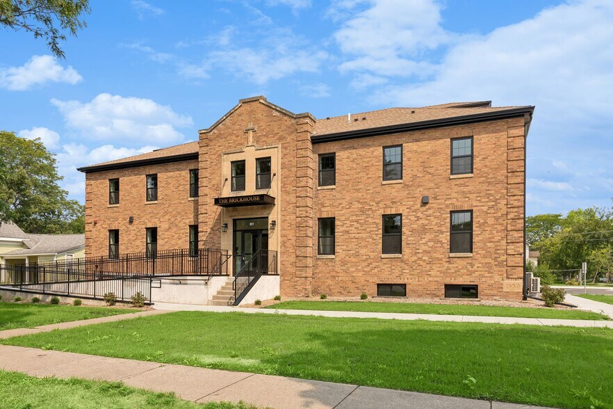 Building Photo - 321 6th St E