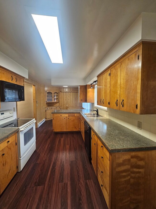 Building Photo - 1404 S Cherry St