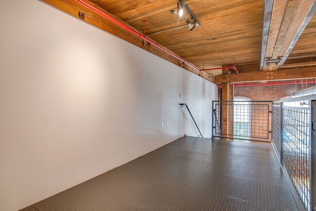 Building Photo - Expansive Historic Loft in the Heart of Germantown