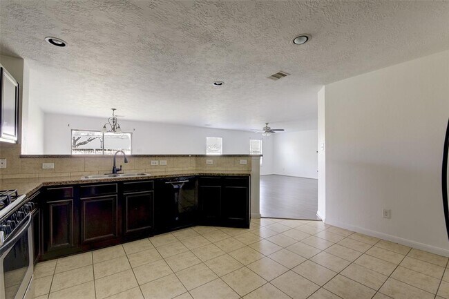 Building Photo - 834 Sweet Flower Dr