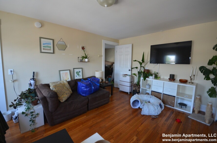 Building Photo - 53 West Seventh St. Unit 3