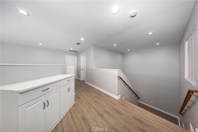 Building Photo - 642 N 6th Ave