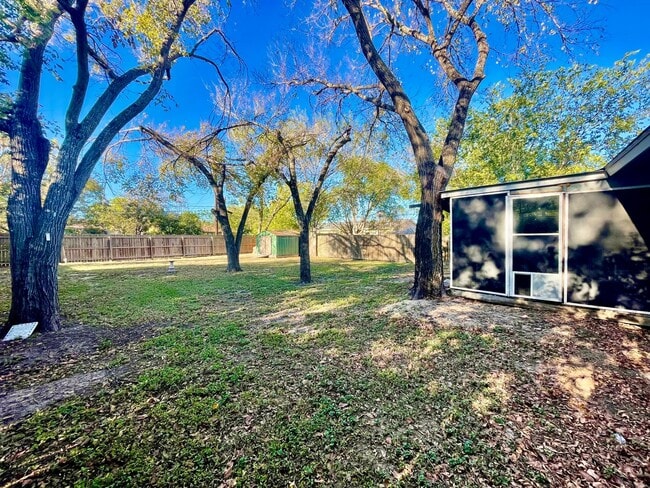 Building Photo - Charming 3 Bedroom Home w/ 1 Car Garage and Large Fenced Yard!!