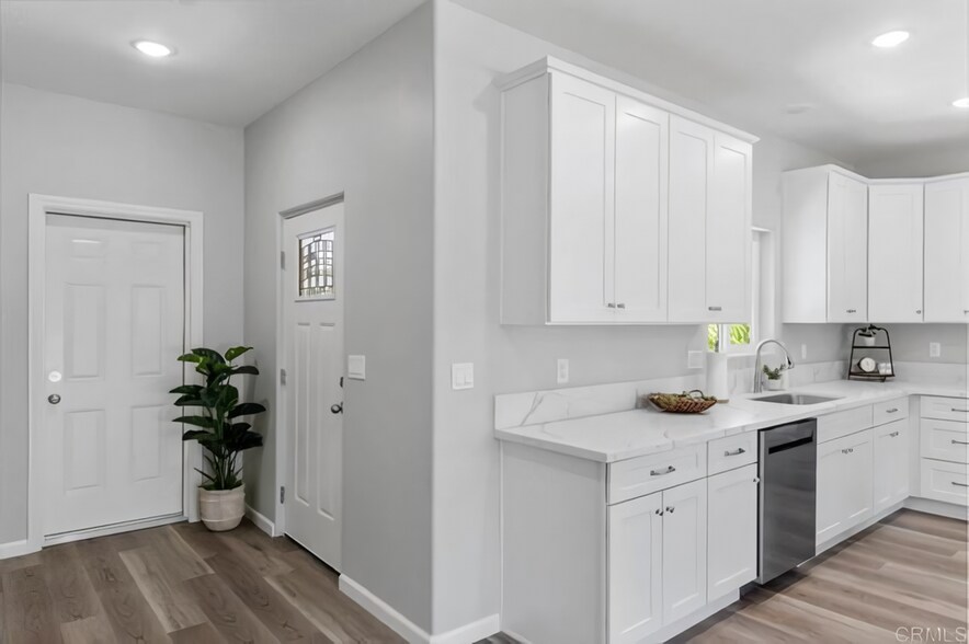 Building Photo - 753 Suzanne Ln