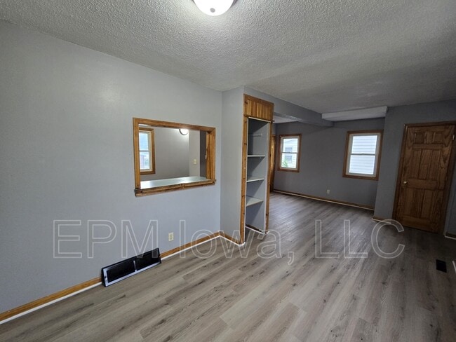 Building Photo - 301 Rath St