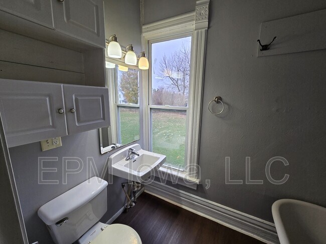 Building Photo - 949 13th St