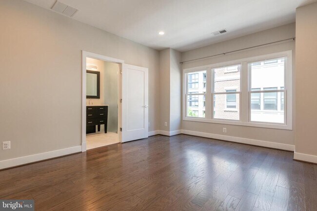 Building Photo - 1527 16th Rd N