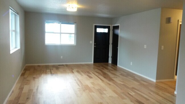 Building Photo - Charming SE Bungalow 3 Bed 2 Bathroom with Washer & Dryer