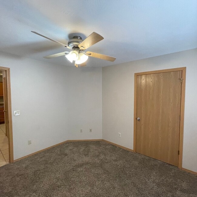 Building Photo - Beautiful 4 bedroom 3 full bathroom Townhome available Now!