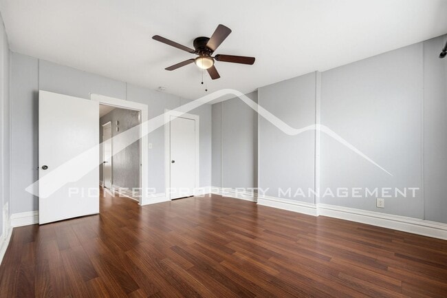 Building Photo - Charming Townhouse with Central AC and Great Location!