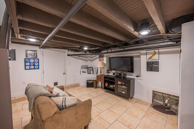 Building Photo - Two Bed Graduate Hospital Townhome