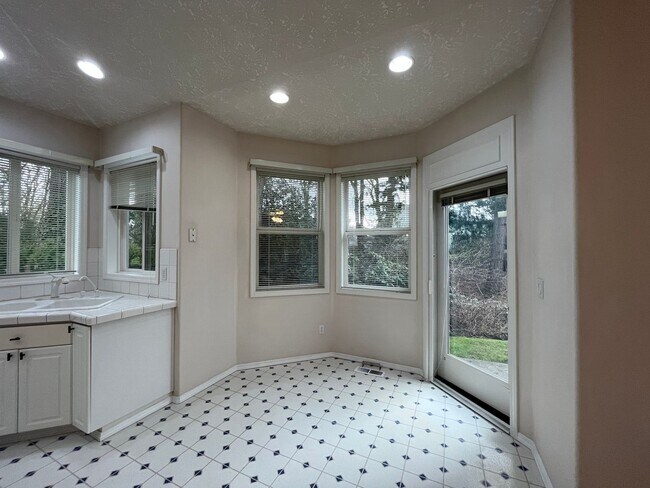 Building Photo - Clackamas Ranch 3 bedroom 2 bathroom - W/D...