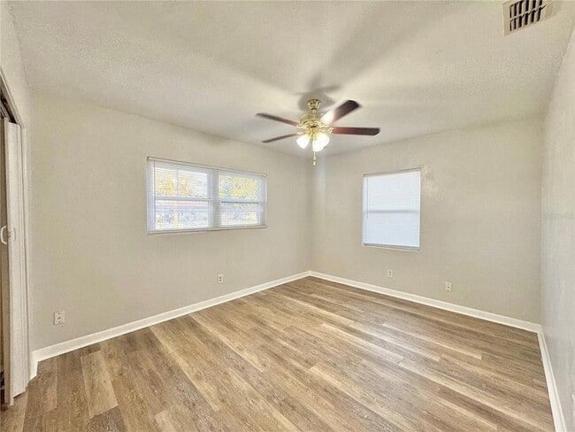 Building Photo - 674 Avenue L SE