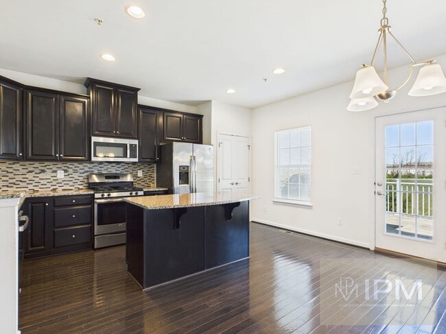 Building Photo - Beautiful 4 Bedroom, 2.5 Bath Townhome in Regents Glen!