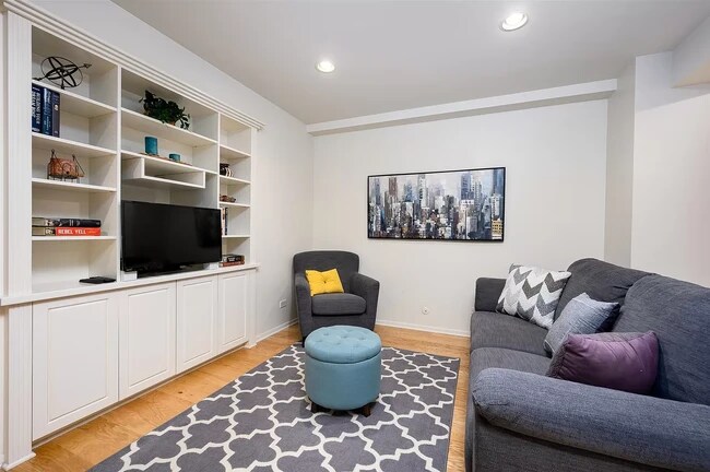 Building Photo - 40 E Delaware Pl