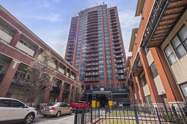 Building Photo - 330 N Jefferson St