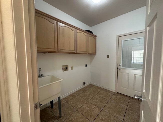 Building Photo - 302 Echo Valley Dr