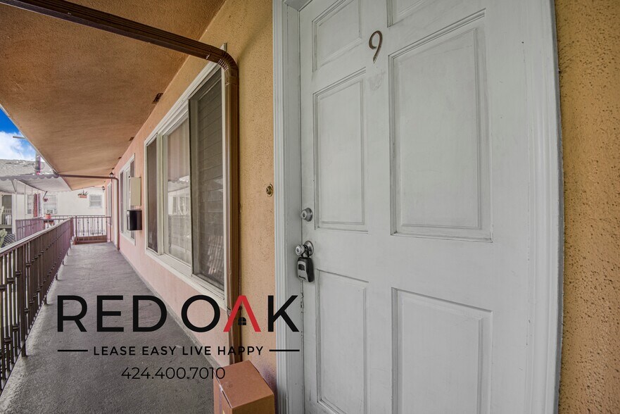 Building Photo - 1352 N Las Palmas Ave
