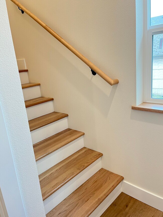 Building Photo - 5735 NE 33rd Ave