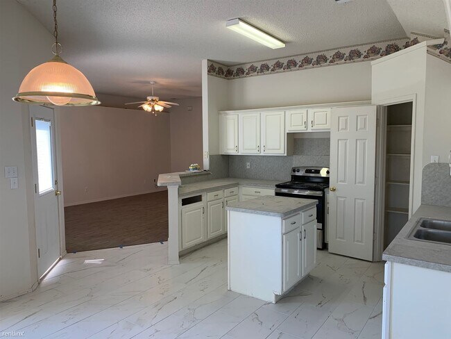 Building Photo - 3 br, 2 bath House - 1142 Robin Circle