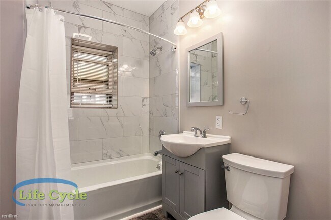 Building Photo - 2 br, 1 bath Triplex - 248 Henry Ave SE