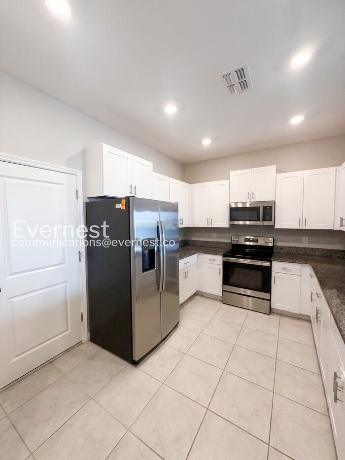 Building Photo - 946 Royal Empress Dr