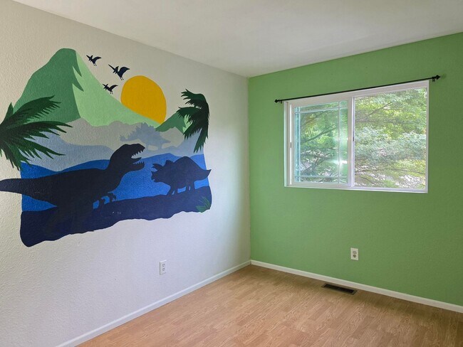 Building Photo - 4 Bedroom Home In Convenient Poulsbo Locat...