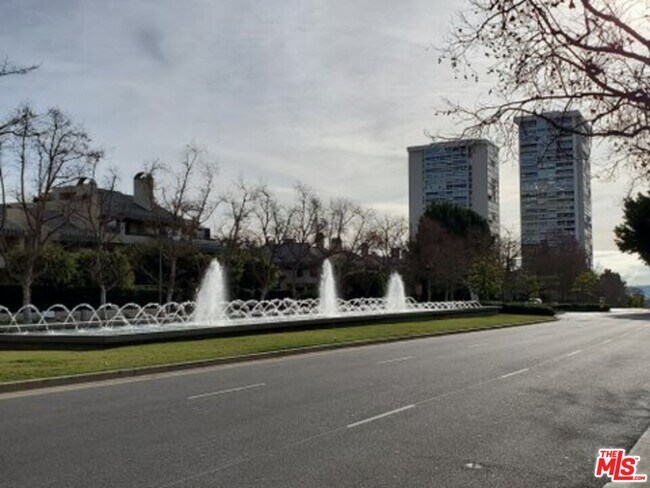 Building Photo - 2220 Ave of the Stars