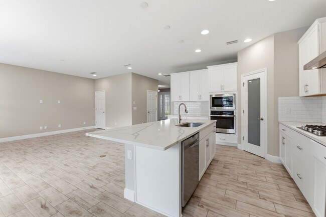 Building Photo - Absolutely Stunning 4 BR + LOFT + OFFICE/2.5 Bath/2 Car Garage home in Starkey Ranch!