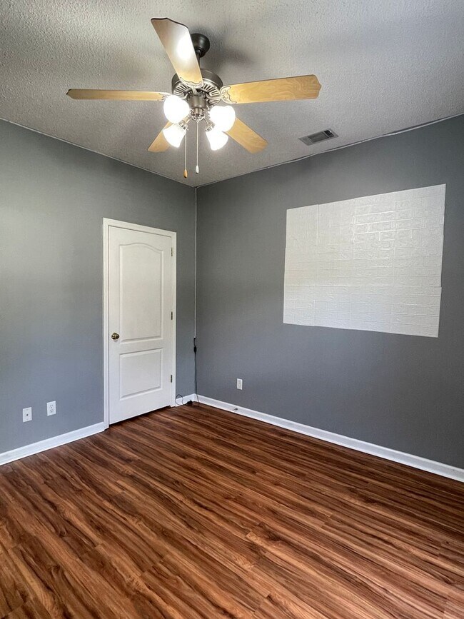 Building Photo - Rare Find in Henderson Golf Community!