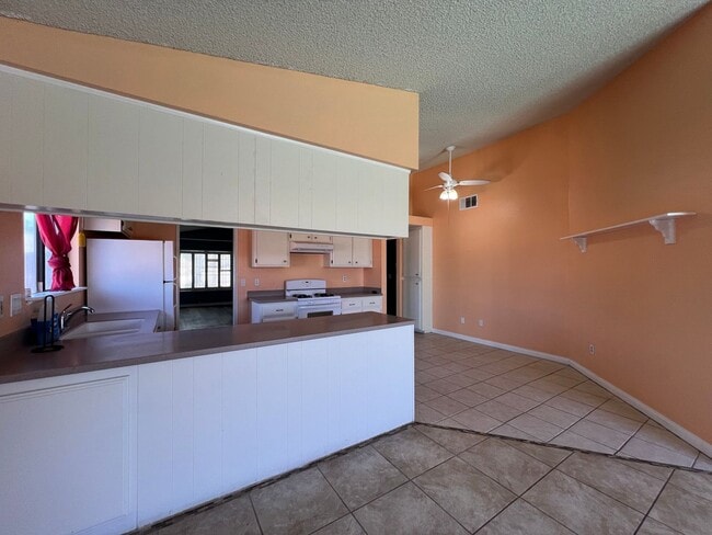 Building Photo - 3 Bedroom 2 Bathroom House with Swimming P...