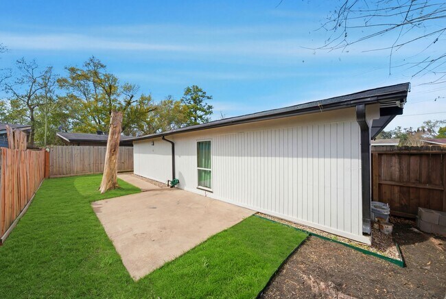 Building Photo - 4102 Sherwood Ln