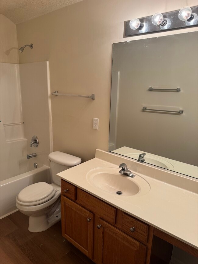 Building Photo - 2205 Lannigan Dr