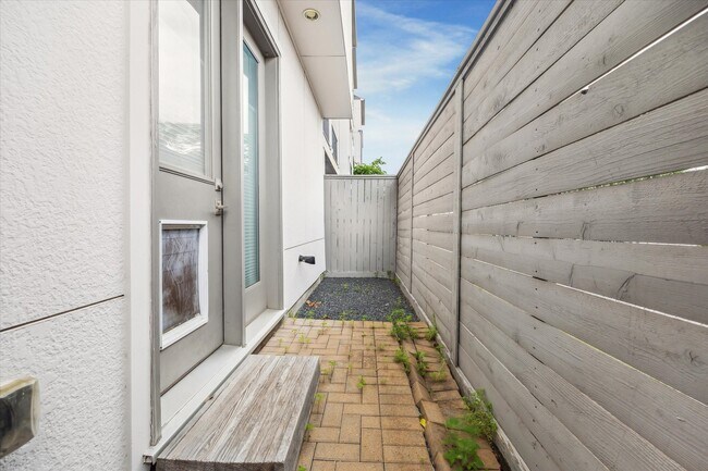 Building Photo - 1352 Kent Grv Pl