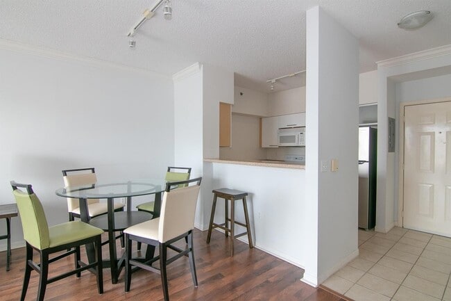 Building Photo - 616 Clearwater Park Rd