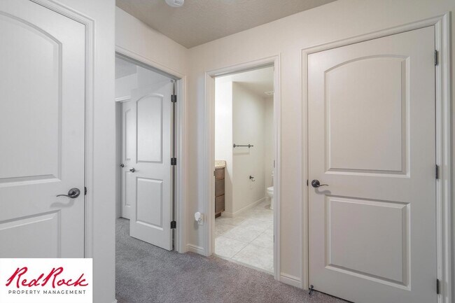 Building Photo - Cozy Townhome with Community Pool