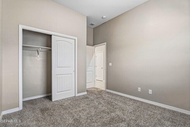 Building Photo - 916 Keenland Ave