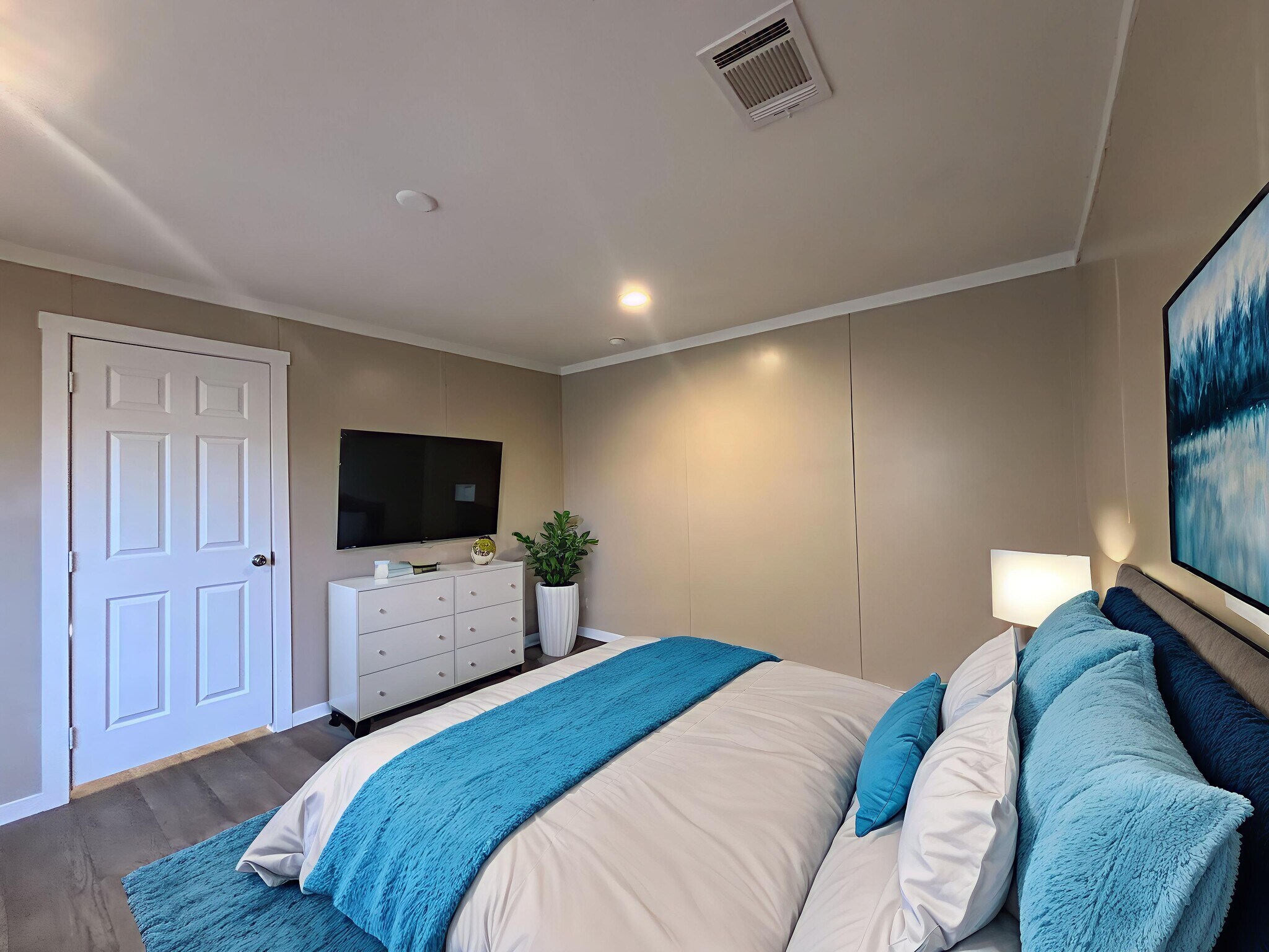 Building Photo - 118 E Semands St