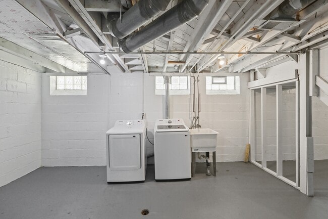 Building Photo - 1792 Roslyn Rd