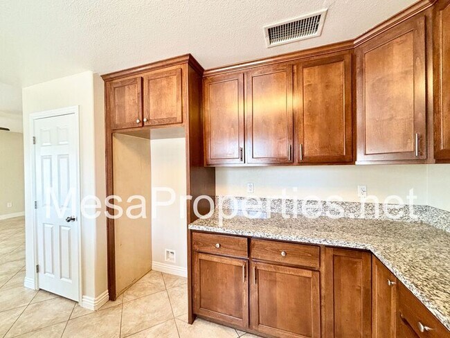 Building Photo - 15091 Brown Ln