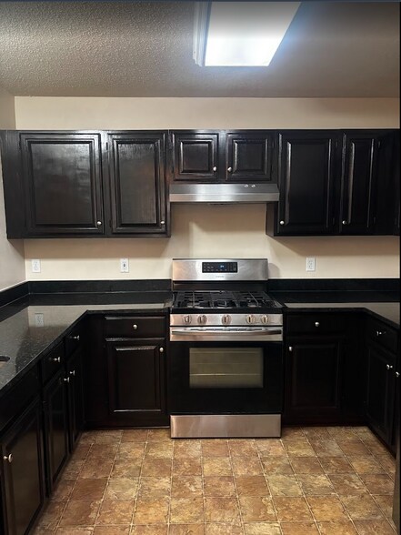 Building Photo - 542 Pewaukee Rd