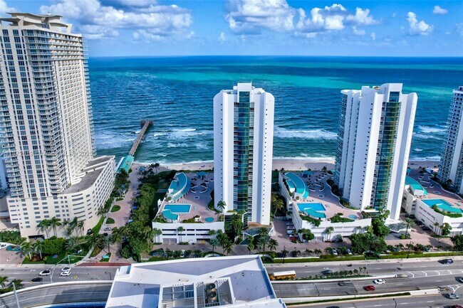 Building Photo - 16485 Collins Ave