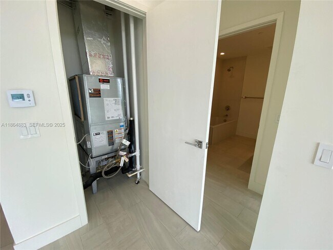 Building Photo - 2000 Metropica Wy