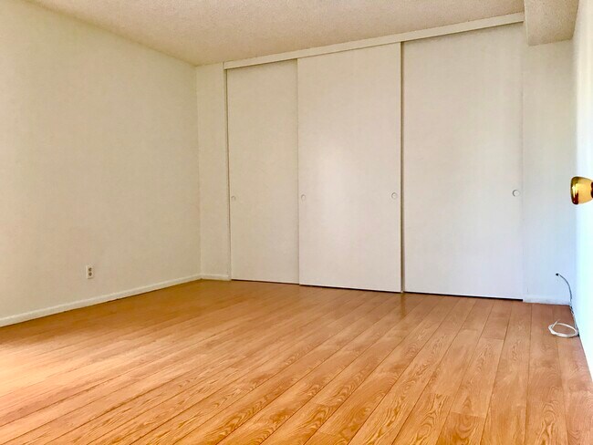 Building Photo - 422 S Garfield Ave