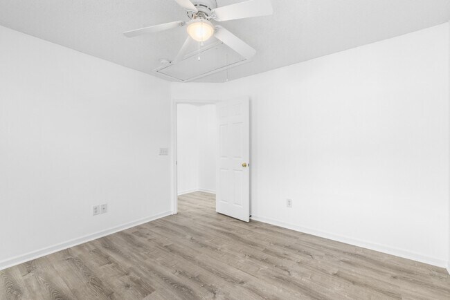 Building Photo - 129 Kellerhis Dr