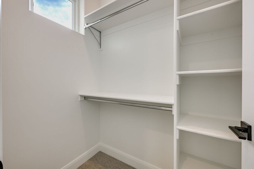 Building Photo - 6024 Beechwood Dr