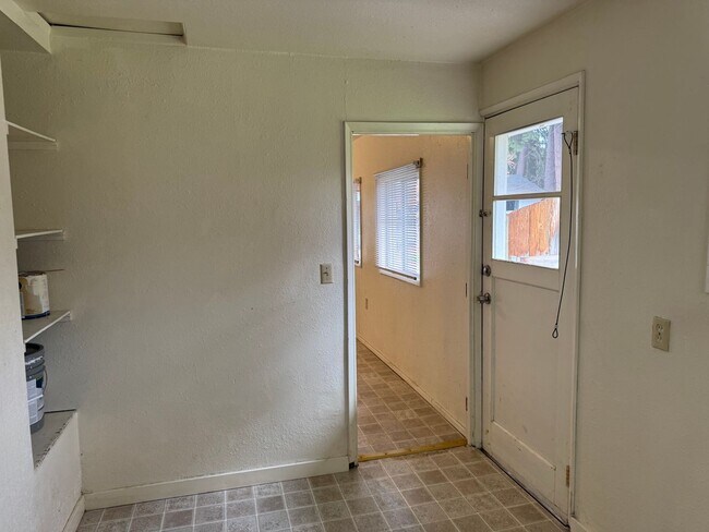 Building Photo - Large 4 bedroom, 1.5 bathroom farm house on River Rd!