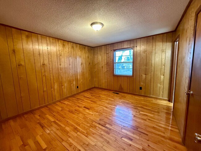 Building Photo - 4 Bedroom/1.5 Bathroom Home in Paragould AR - $1,275/month